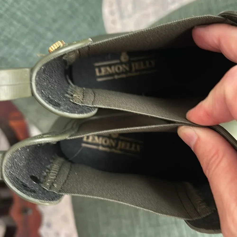 Lemon Jelly Women Army Green Olive slip on short rubber rain boots size 9/40 EUC